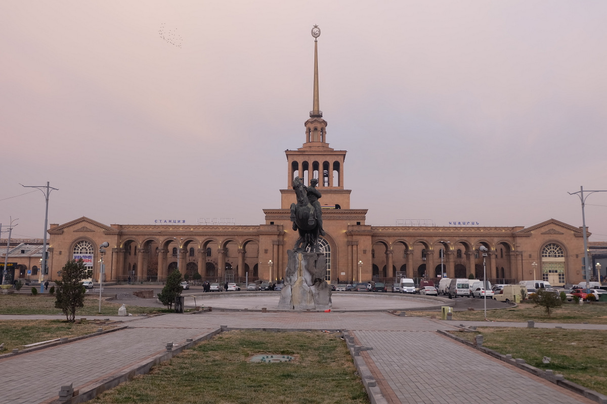 Ереван вокзал. Железнодорожный вокзал Ереван. Армения Ереван ЖД вокзал. Северный вокзал Ереван. Здание вокзала Еревана.