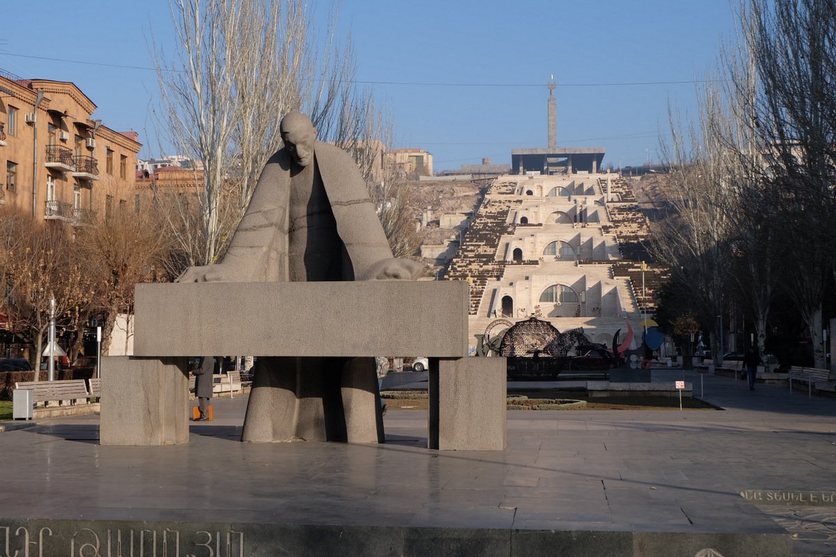 Ереван кентрон. Архитектор Еревана Таманян. Каскад Армения Ереван. Мемориал у каскада в Ереване.