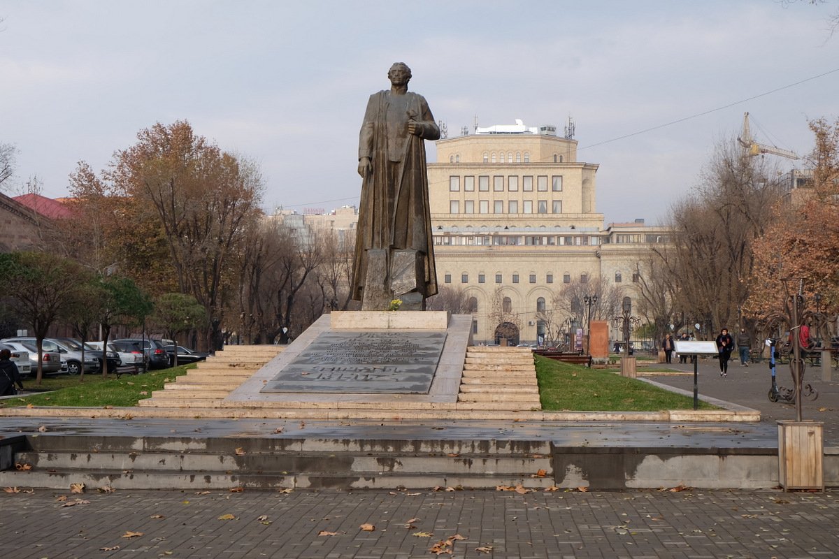 Сквер хачкаров в Ереване. Памятник рабочему в Ереване. Памятник Пушкину в Ереване. Фото статуе Армении.