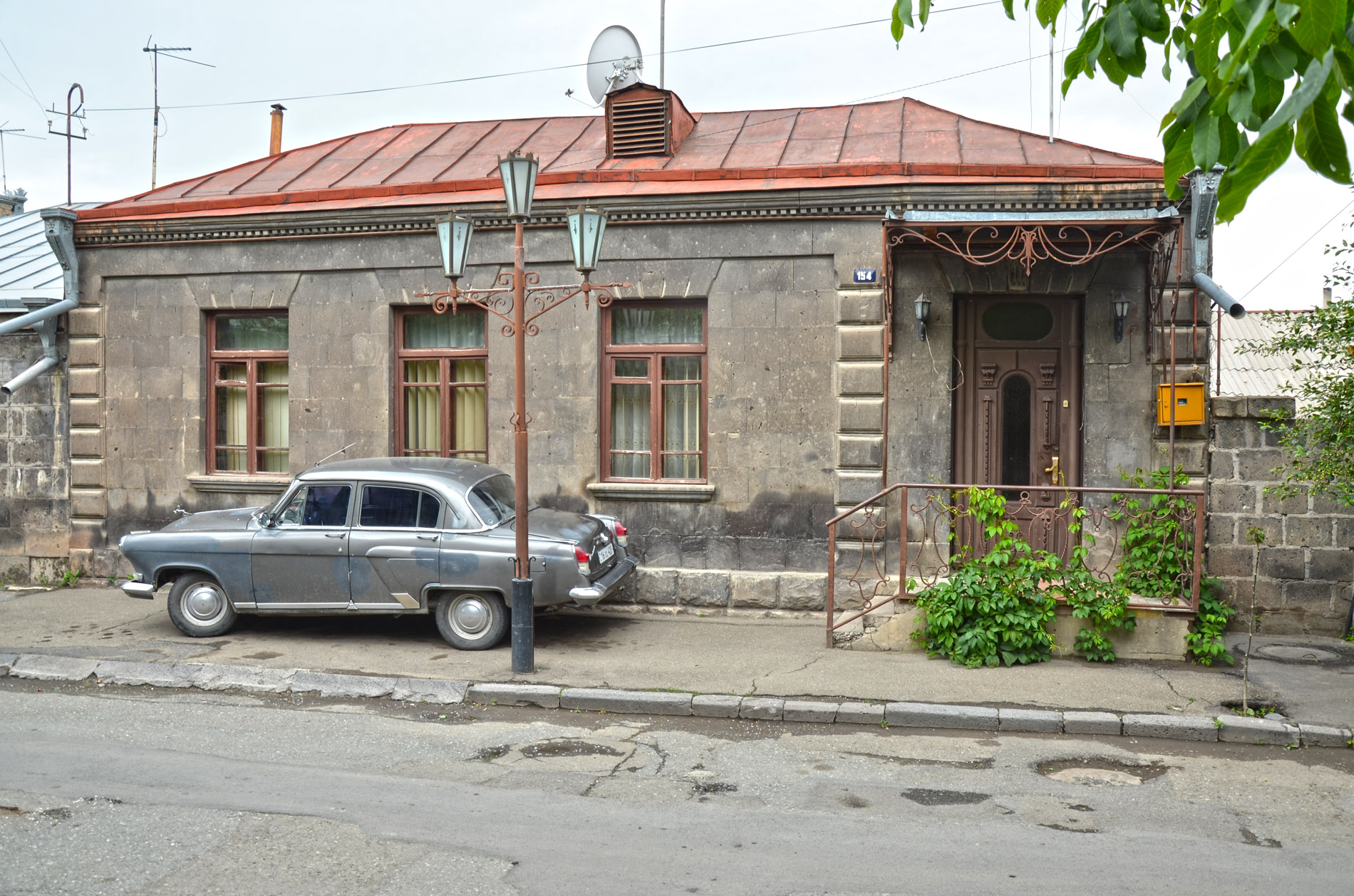 Квартира в ереване армения. Армения г Гюмри ул Сундукян дом 62. Бено Ростовский дом в Армении Гюмри. Дом Гурджиева в Гюмри. Гюмри архитектура.