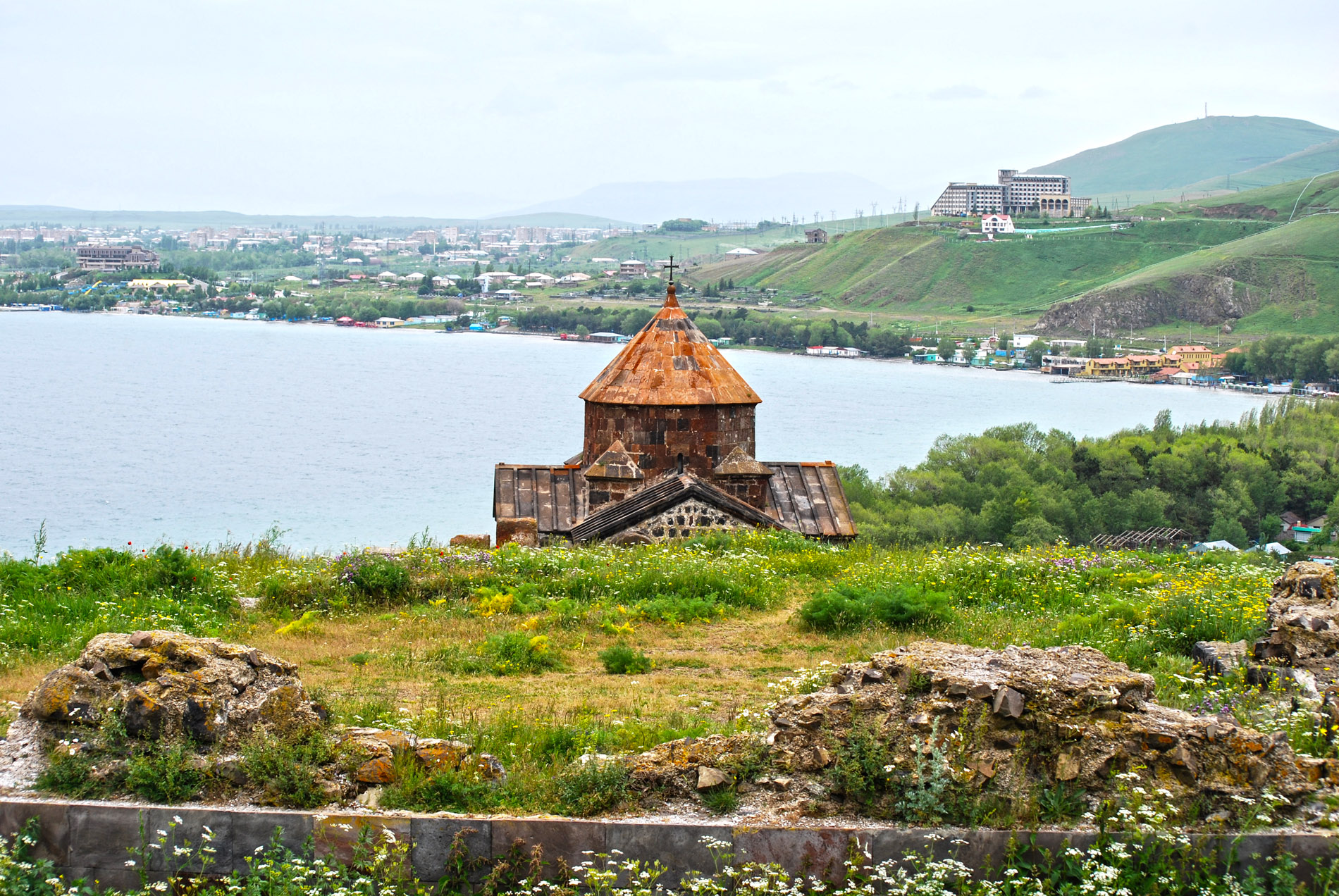Кредит севан. Монастырь Севанаванк. Озеро Севан. Город Севан Армения. Г Раздан озеро Севан.