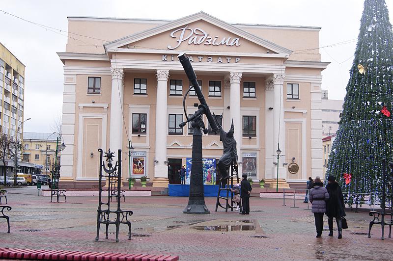 Площадь могилева. Памятник Звездочету в Могилеве. Могилев Звездочет. Площадь город Могилёв. Площадь звезд Могилев.