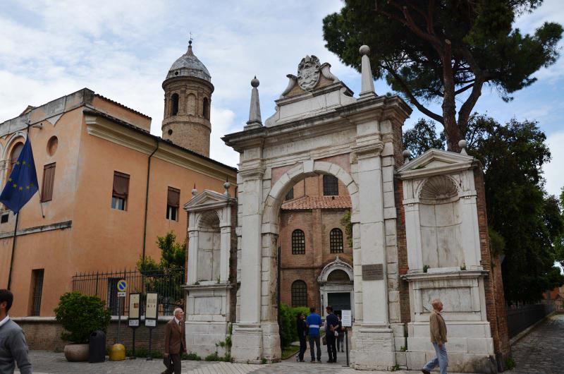 Данте упоминает церковь сан. Равенна Италия могила Данте. Базилика Святого Франциска (Равенна). Могила Данте в Равенне. Мавзолей Данте в Равенне.