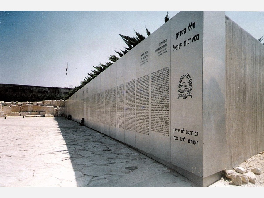 Памятная стена. Стена с именами погибших. Мемориальная стена.