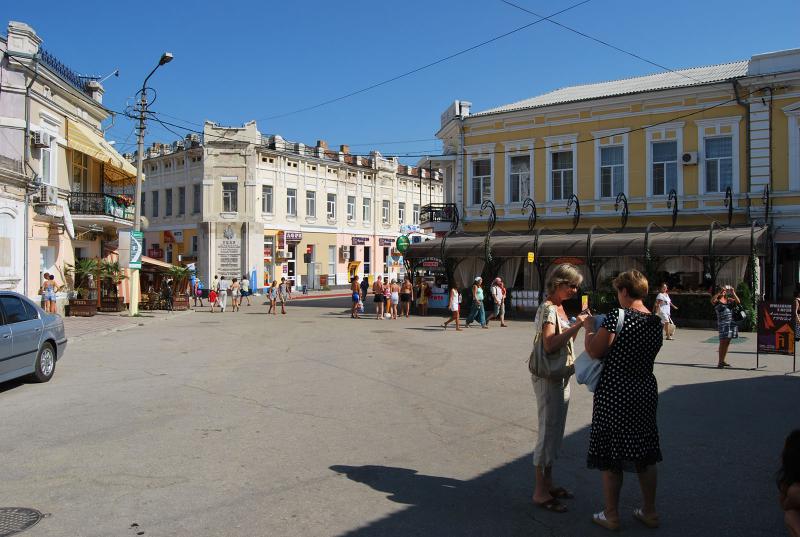 Феодосия улицы города. Феодосия улицы. Феодосия Крым улицы. Крым набережная Центральная улица Феодосийская. Улочки Феодосии.