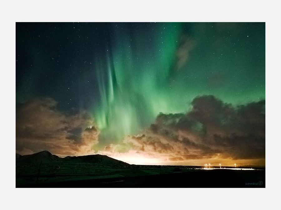 Полярное сияние наблюдается в слое атмосферы. Полярные сияния в средних широтах. Северное сияние в Норвегии фото. Сполохи разноцветного сияния фото. Чукотка Северное сияние фото с телефона.