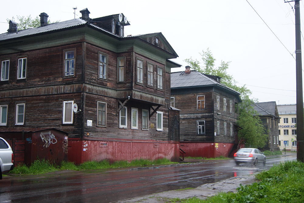 Деревья в архангельске. Архангельск центр деревяшки. Старые деревяшки Архангельск. Старый Архангельск Вологодская 42 деревянный дом.