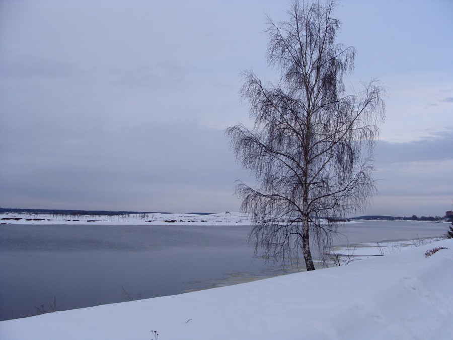 Волги изменяется в разные времена. Дубна Волга зимняя. Река Волга зима. Волга зимой. Волга зимой и летом.