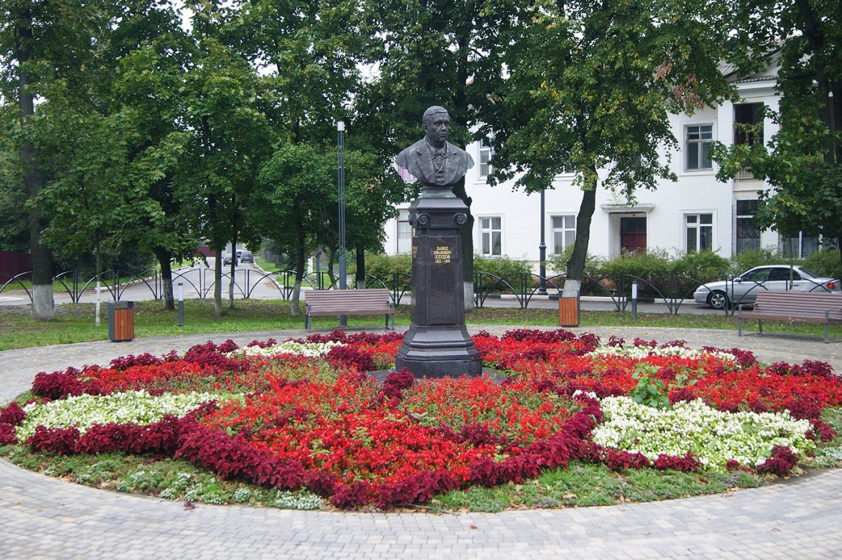 Памятник Давиду Ивановичу Хлудову
