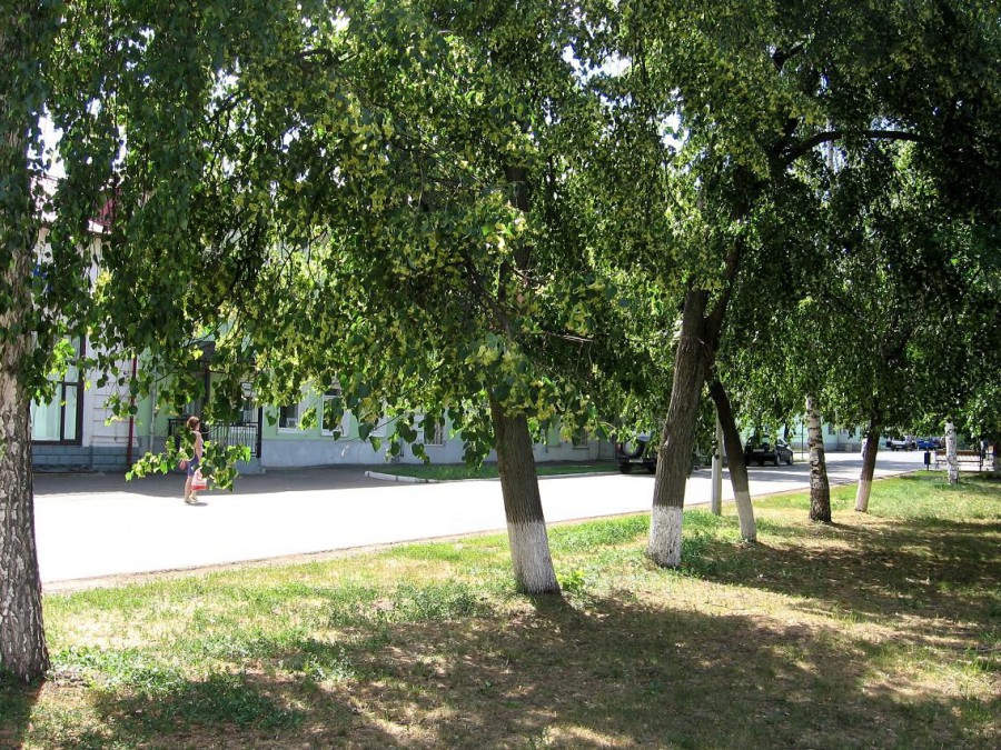 Елабуга. ...все еще улица Казанская. Сквер имени Ленина, напротив центрального почтамта Россия - Елабуга. Фото №4