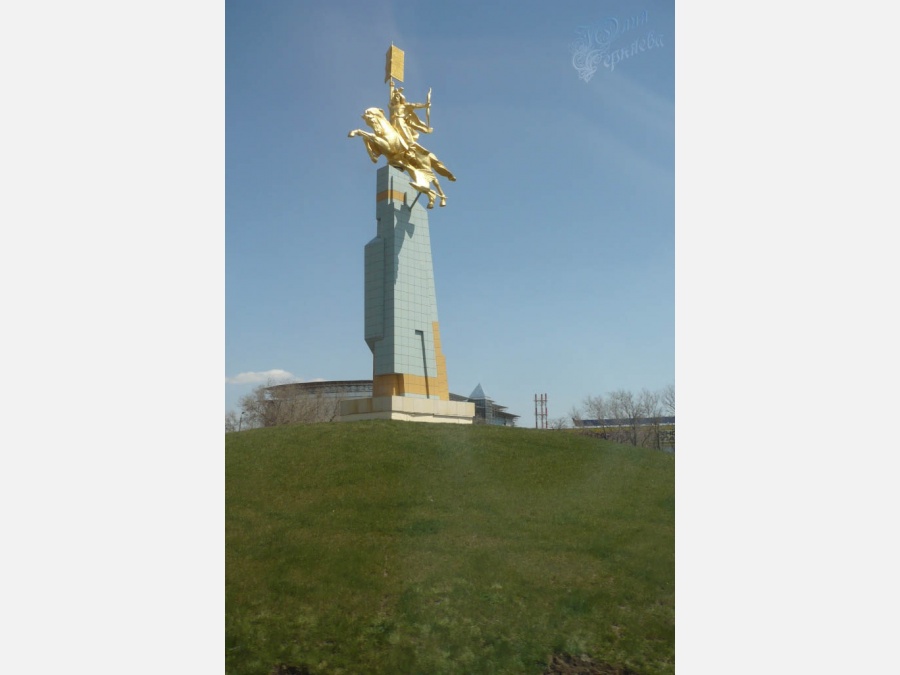 Ставропольский центр элиста. Памятник в центре Элисты. Скульптура в городе Элиста. Памятник на кругу Элиста. Символ Элисты памятники.