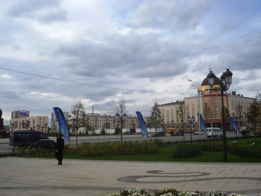 Площадь грозного. Центральная площадь Грозного. Театральная площадь (Грозный). Администрация площадь Грозный. Площадь Кадырова.