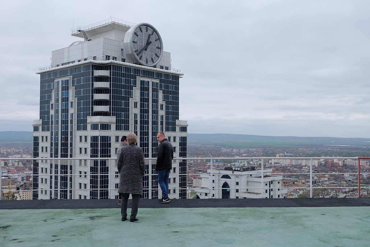 Точное время в грозном сегодня. Грозный 2022 город. Бизнес центр Грозный. Площадь Грозного 2022. Бизнес центр Грозный Сити.