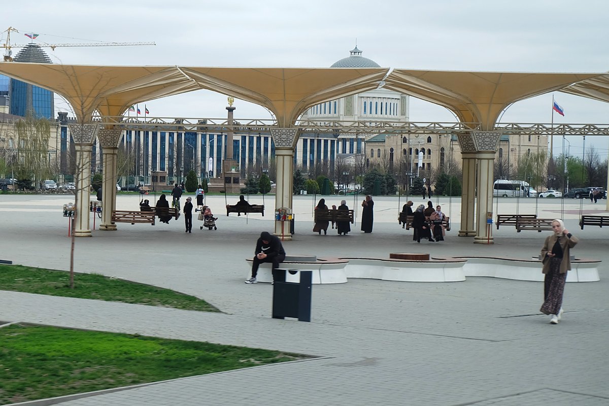 Площадь грозного. Площадь Ахмата Кадырова. Площадь Кадырова в Грозном. Сквер Ахмата Кадырова в Грозном. Парк Кадырова Грозный.