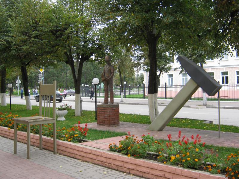 Памятник молотку в йошкар оле фото