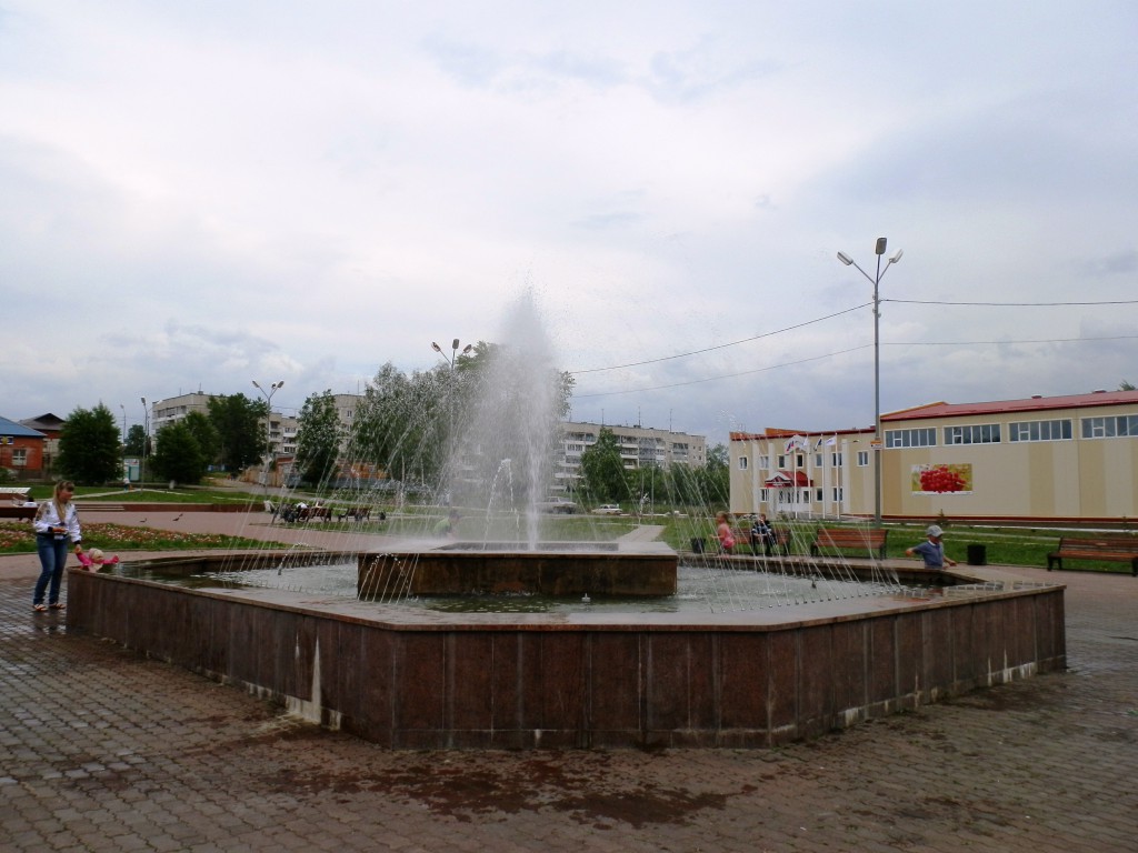 Погода город карпинск свердловская область. Город Карпинск площадь. Фонтан в Карпинске. Карпинск площадь славы. Площадь славы города Карпинска.