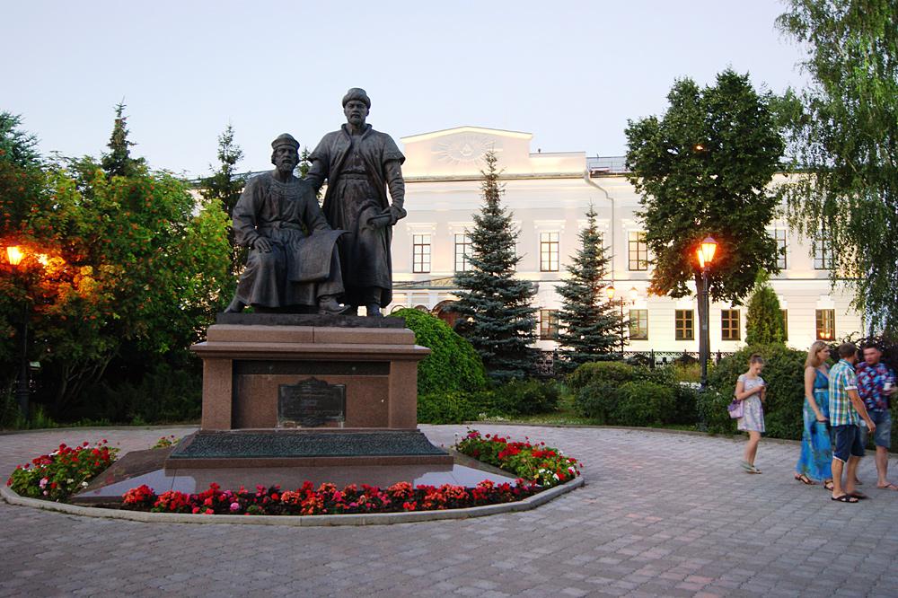 Зодчий казанского. Памятник зодчим Казанского Кремля в Казани. Барма и Постник памятник.