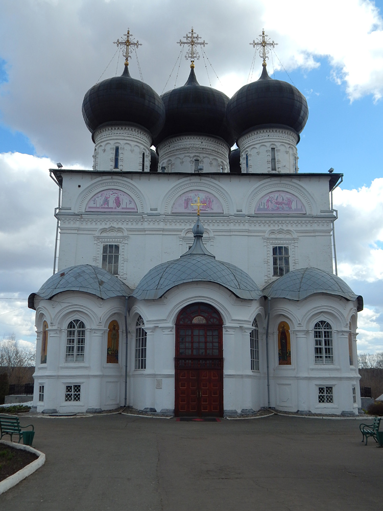 Киров Церковь бело синяя