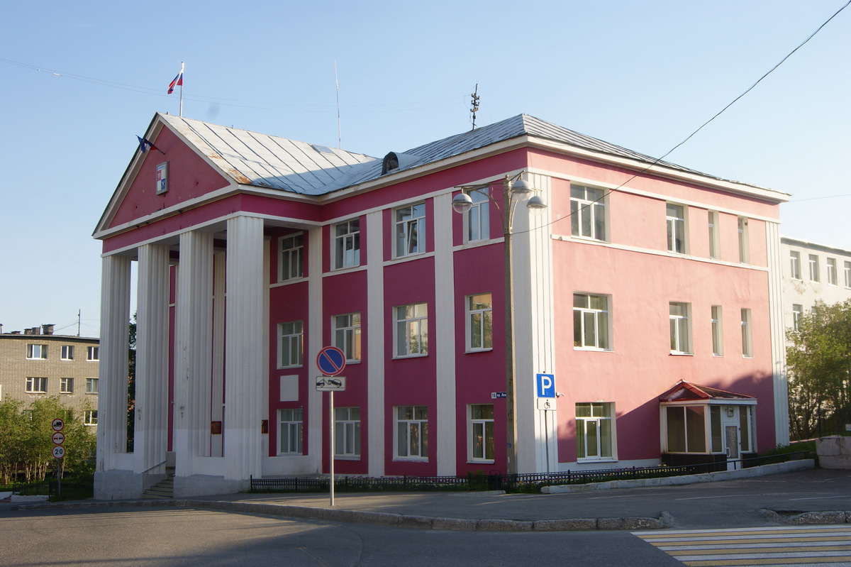 Город кировск огэ. Администрация города Кировска. Администрация в городе Кировск здание. Город Кировск Украина. Кировск администрация фото.