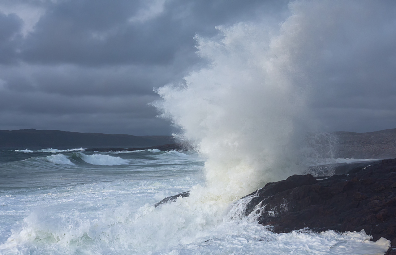 Включи северный шторм. Баренцево море шторм. Териберка шторм. Шторма Кольского полуострова. Баренцево море шторм фото.