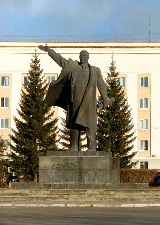 Крепость краснотурьинск. Памятник Ленину в Краснотурьинске. Статуя Ленина в Краснотурьинске. Краснотурьинск площадь. Краснотурьинск памятники города.