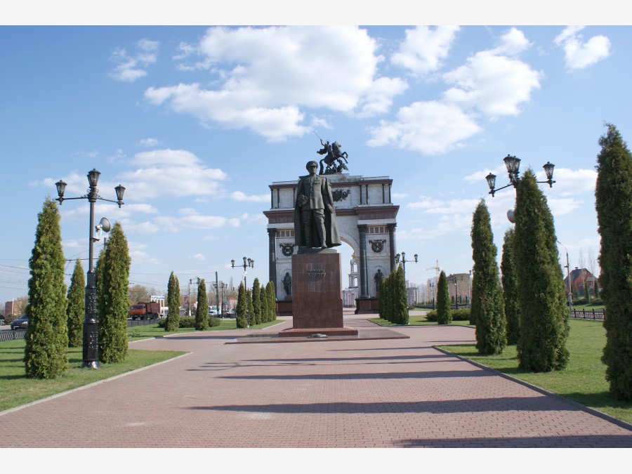 Курск звание города. Мемориальный комплекс Курская дуга Курск арка. Аллея Победы Курск. Парк Победы Курск. Триумфальная арка Курск.