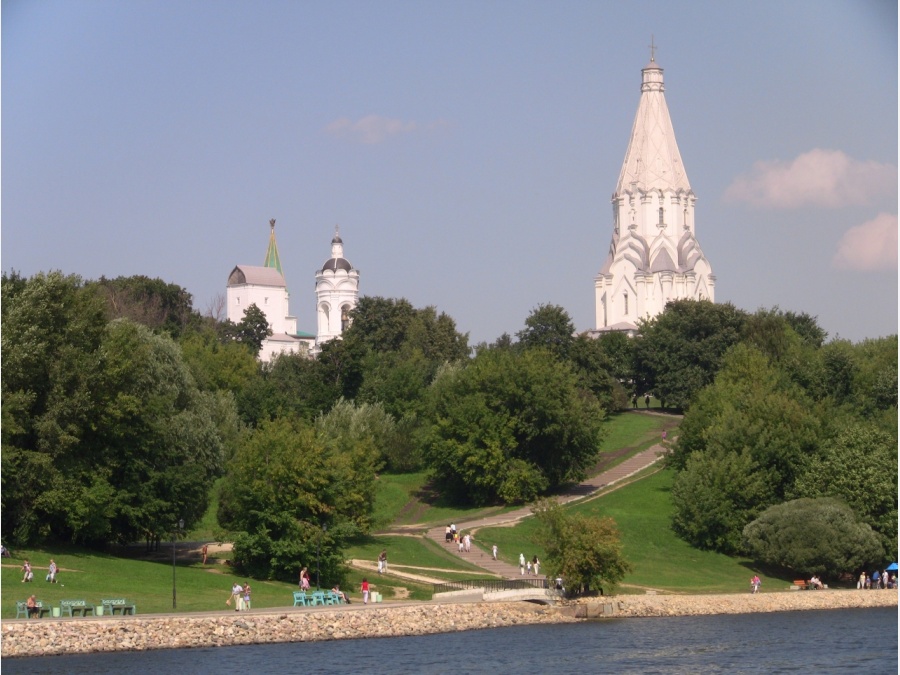 Храм Вознесения в Коломенском с реки