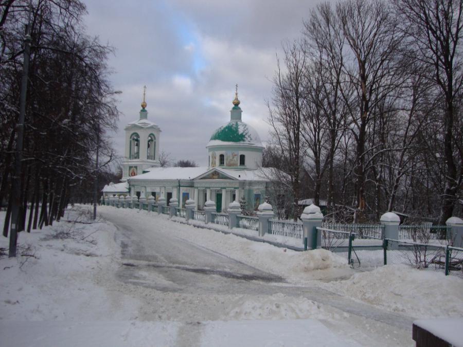 Храм воробьево. Храм на Воробьевых горах фото. Воробьёвы горы храм Троицы история. Храм на Воробьевых горах старые фото. Церковь на Воробьевых горах зимой.