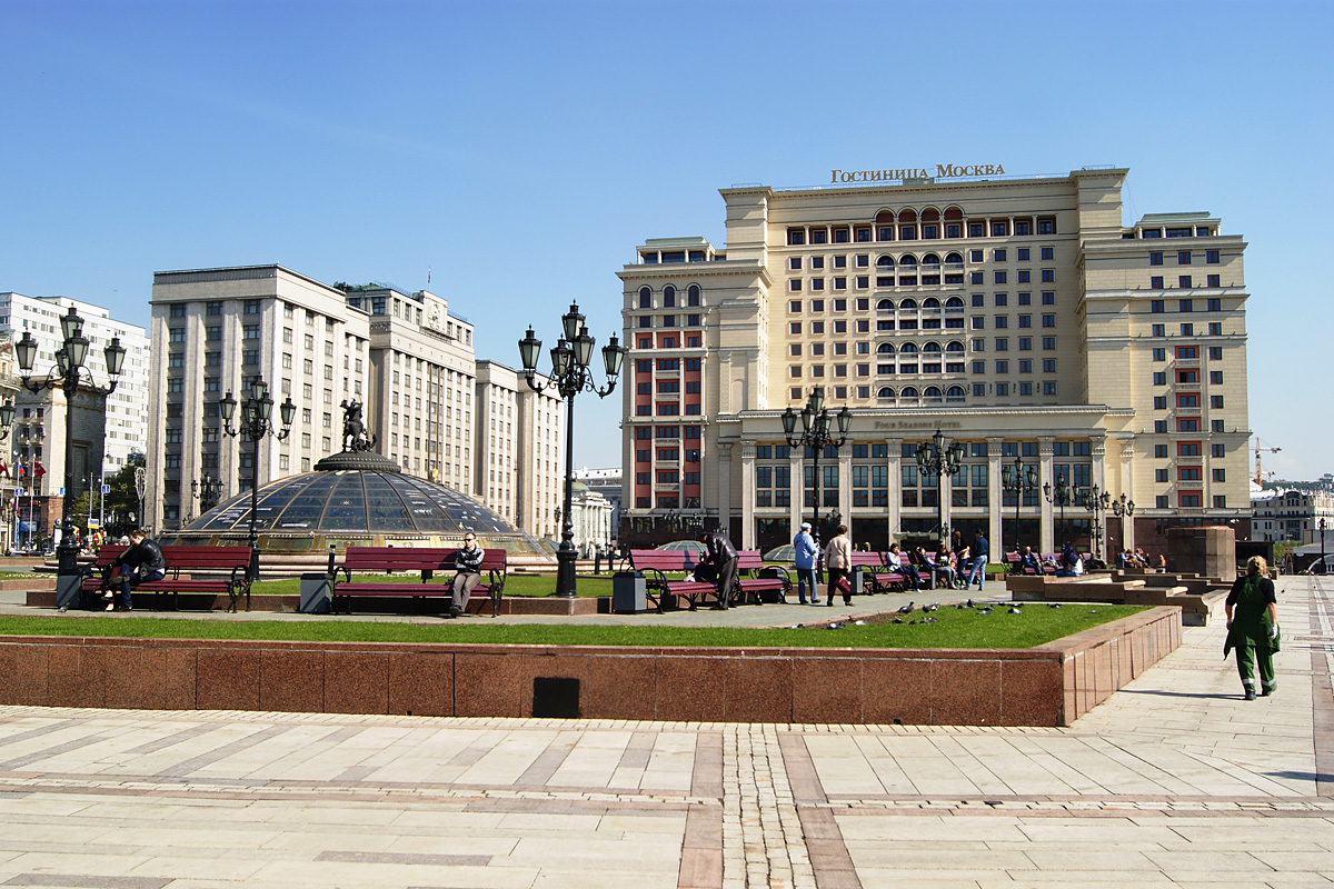 Гостиница москва в москве. Гостиница на Манежной площади. Отель на Манежной площади в Москве. Манежная площадь вид на гостиницу Москва. Манежная площадь Москва Госдума.