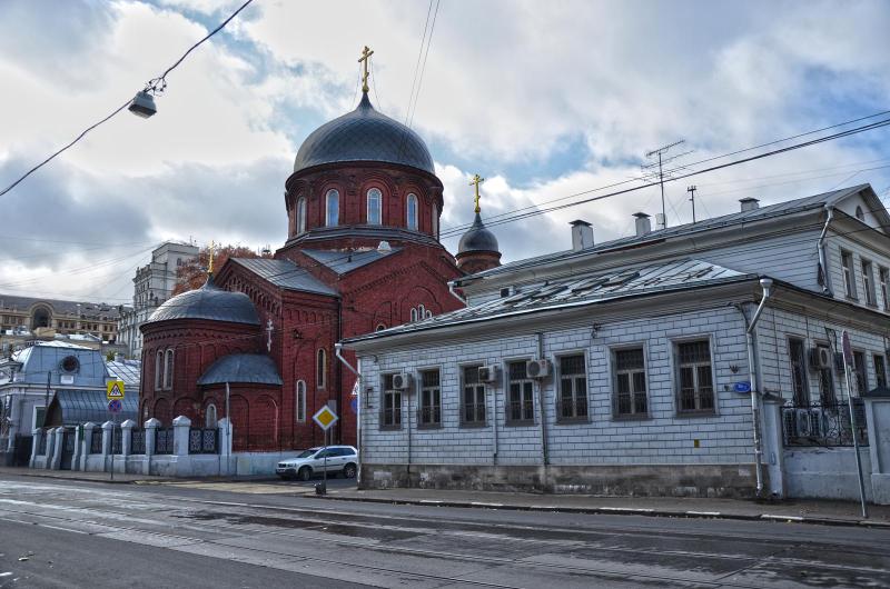 Между церквами. Покровский Старообрядческий собор на Новокузнецкой. Покровский собор улица Старообрядческая. Храм Старообрядческий Новокузнецкая 38. Старообрядческая Церковь Лефортовский переулок.