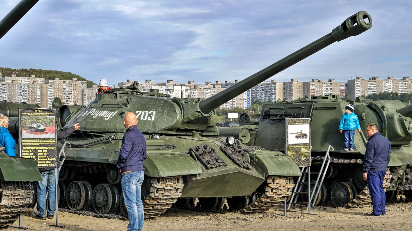 Грузно 3. Танк ИС-3. Танк ИС-3м. ИС 3 ДНР. Человек рядом с танком.