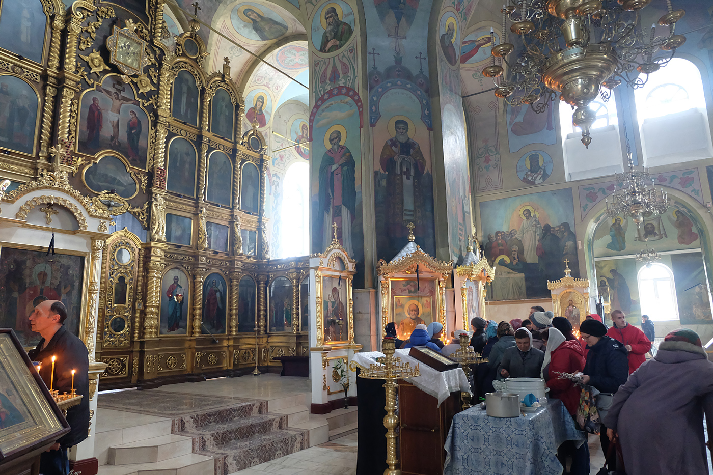 Церковь на тарской омск. Собор Воздвижения Креста Господня Омск. Крестовоздвиженский храм Омск внутри. Приход кафедрального собора Воздвижения Креста Господня. Омск приход кафедрального собора Воздвижения Креста Господня.