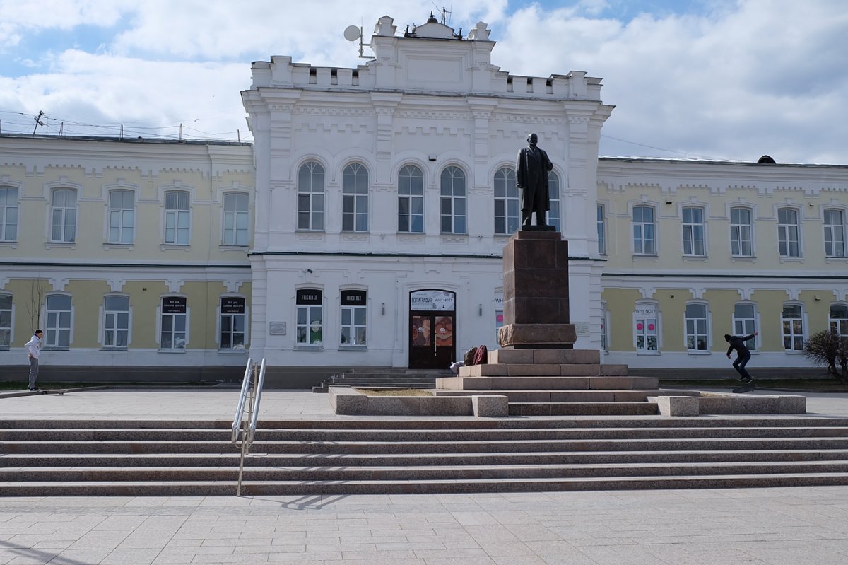Памятник Ленину в Омске на улице Ленина