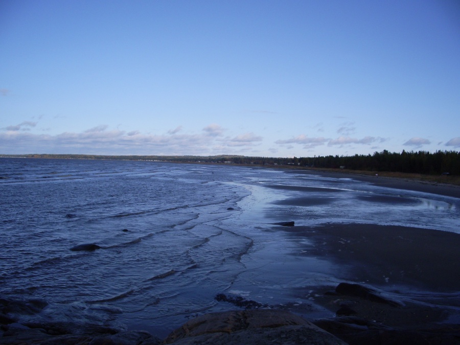 Водами онеги. Приливы Онега. Онега вид на белое море. Приливы на реках Онега Архангельской. Онега белое море фото.
