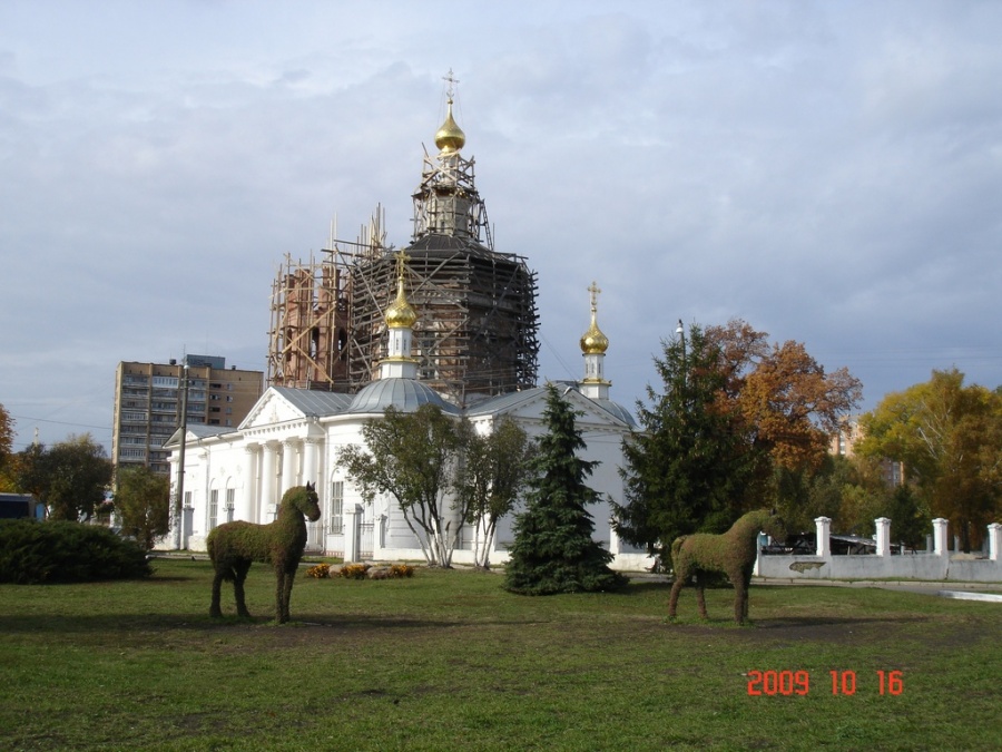 Русский орел. Лошади у храма Переделкино. Конь и храм. Орёл России фото. Церковь у коня на площади.