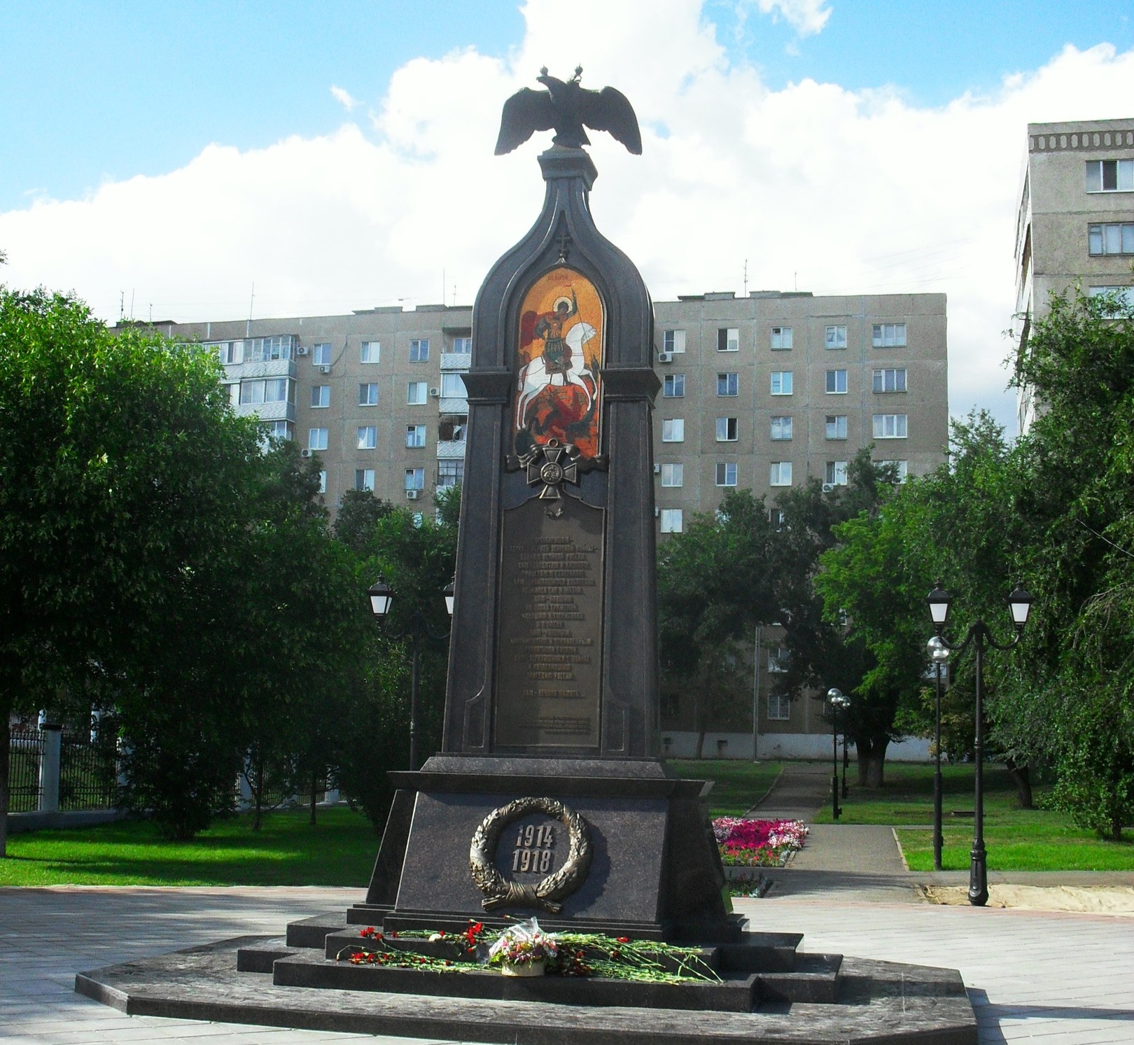 Оренбургский памятники. Памятники города Оренбурга. Памятники героям в Оренбурге. Город герой Оренбург. Обелиск Оренбург.