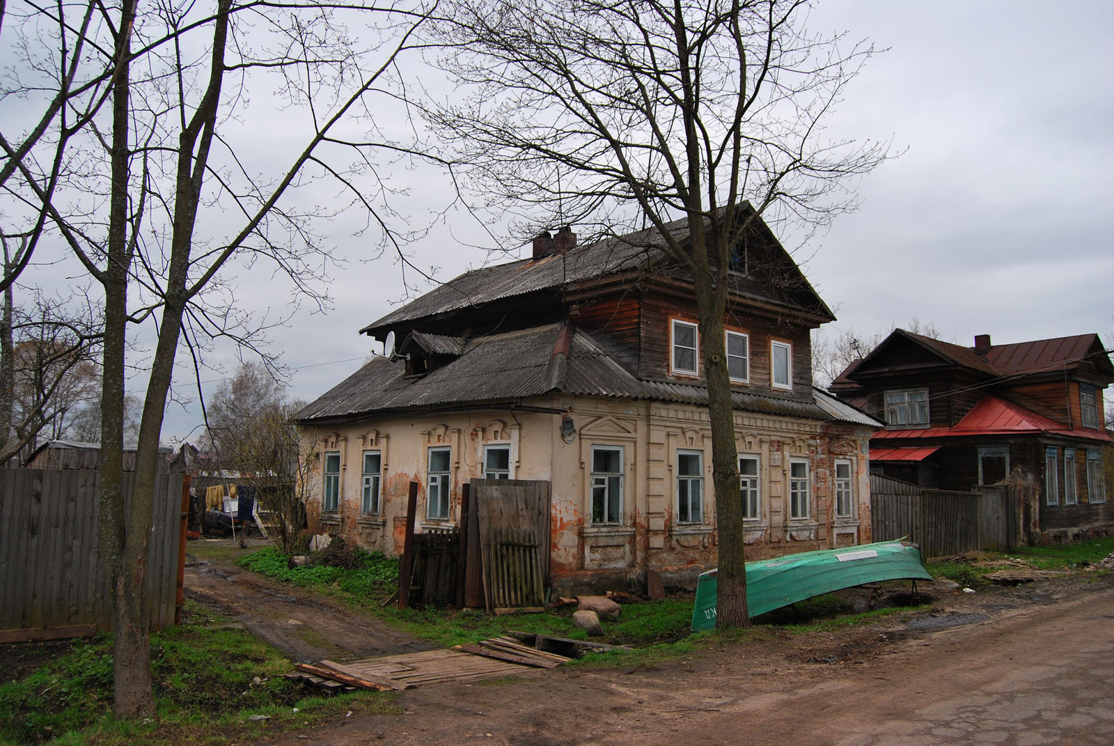 Здесь 15. Осташков развалины. Барак в Осташкове. Осташков бедность. Осташков Россия.