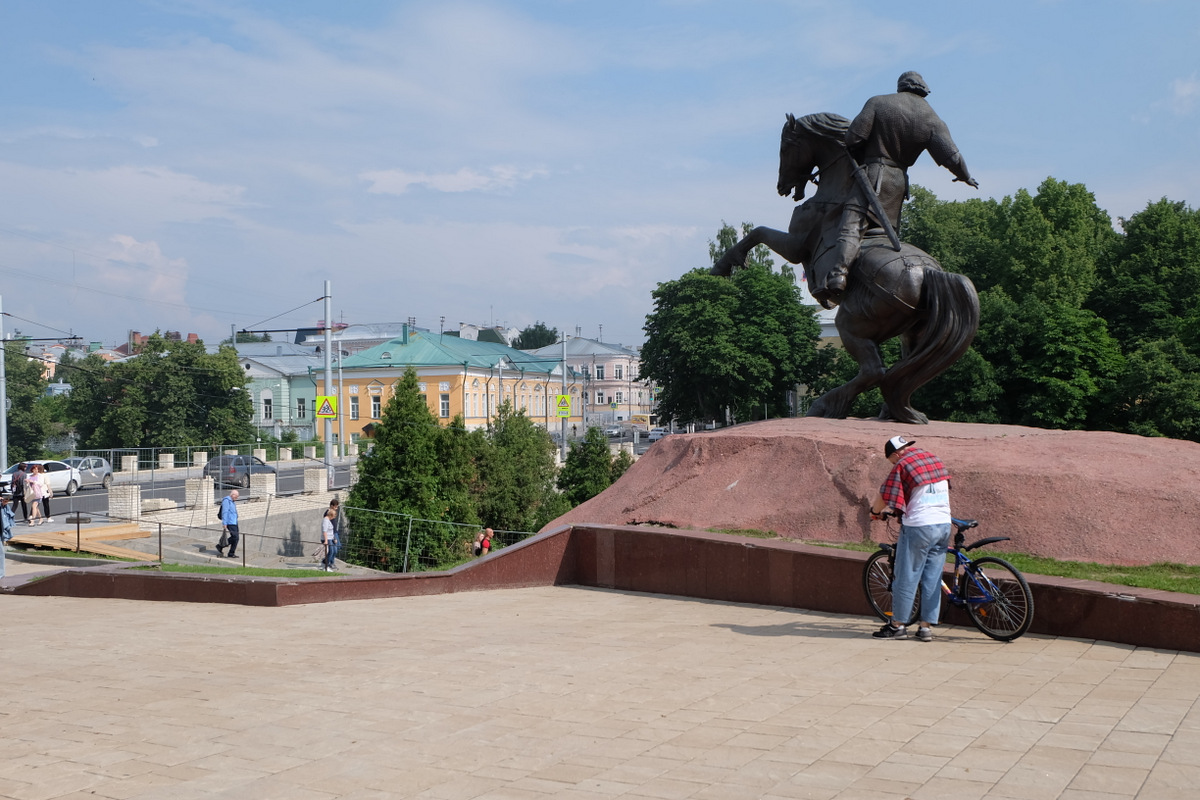 Памятник евпатию коловрату в рязани фото