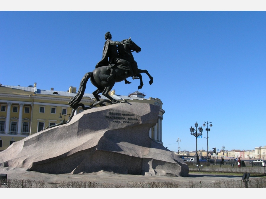 Памятники xi. Статуя Петра Великого в Петербурге. Памятник Петру 1 на площади Декабристов. Памятник Петру 1 в Саратове. Памятник Петру 1 в Санкт-Петербурге площадь Декабристов.