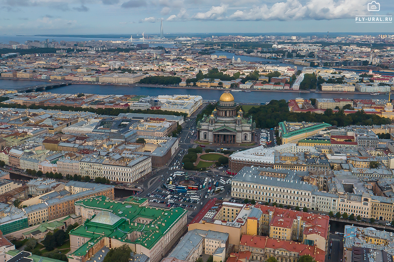Исаакиевский собор в Санкт-Петербурге с высоты птичьего полета