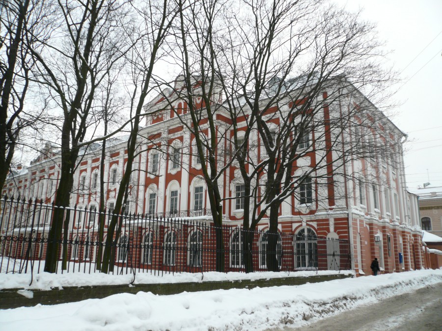 Здание двенадцати коллегий в санкт петербурге