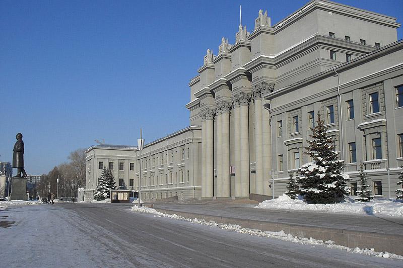 Октябрьский районный самара. Театр на площади Куйбышева Самара. Самара театр оперы и балеты на площади Куйбышева. Площадь Куйбышева театр оперы. Театр на площади Куйбышева Самара зимой.