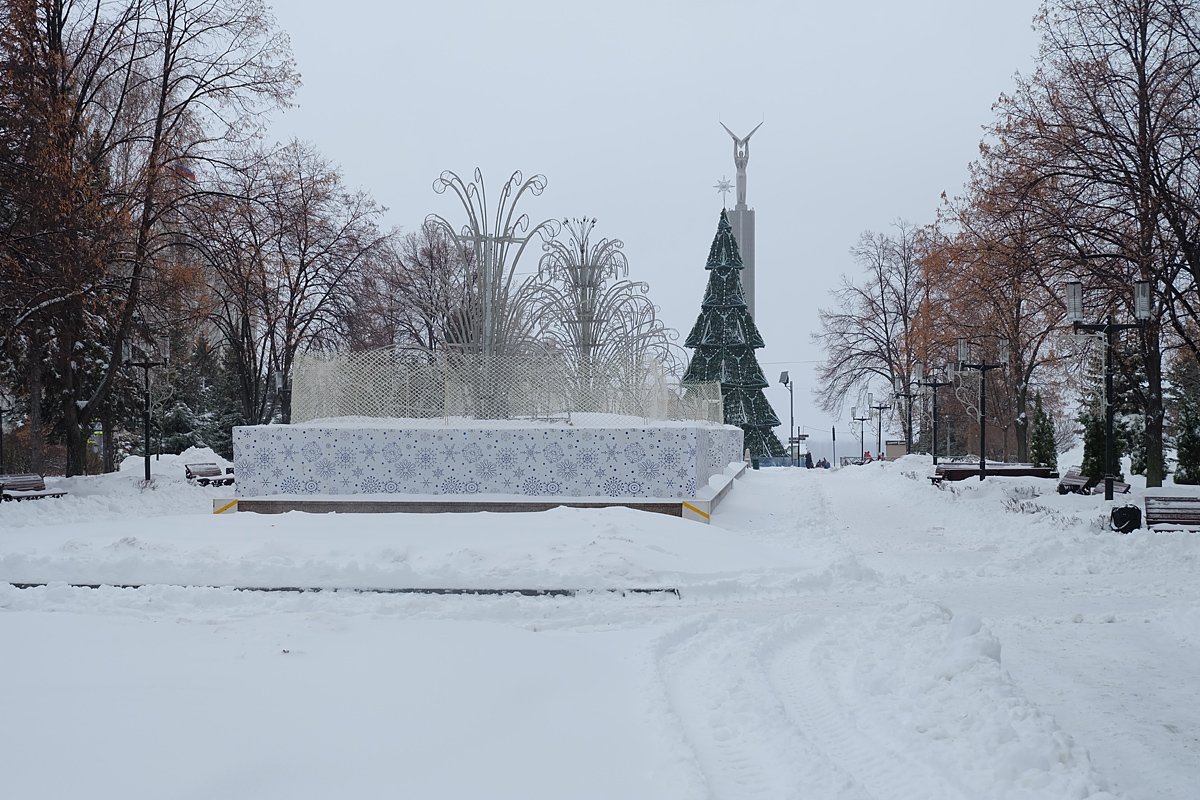 Знак елка и скамейка