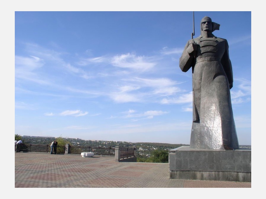 Памятник солдату город. Площадь солдата Ставрополь. Комсомольская горка Ставрополь солдат. Памятник комсомольцу в Ставрополе. Солдат памятник Ставропольский край.