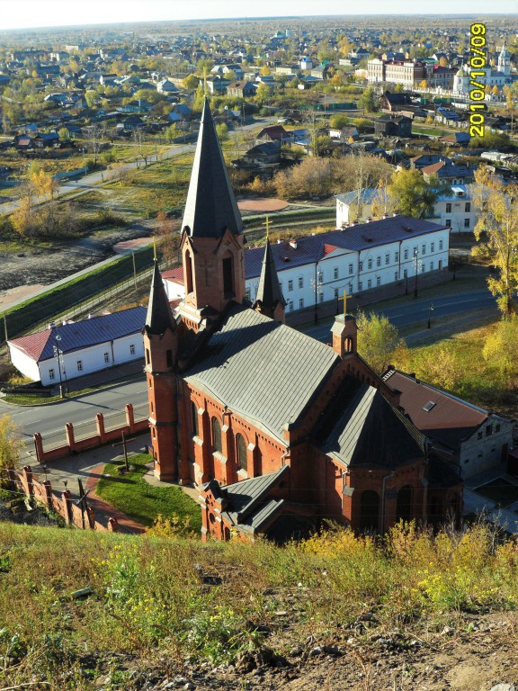 Костел тобольск. Костёл Святой Троицы Тобольск. Храм Пресвятой Троицы (Тобольск). Католический собор в Тобольске. Тобольский костёл Святой Троицы Тобольск внутри.