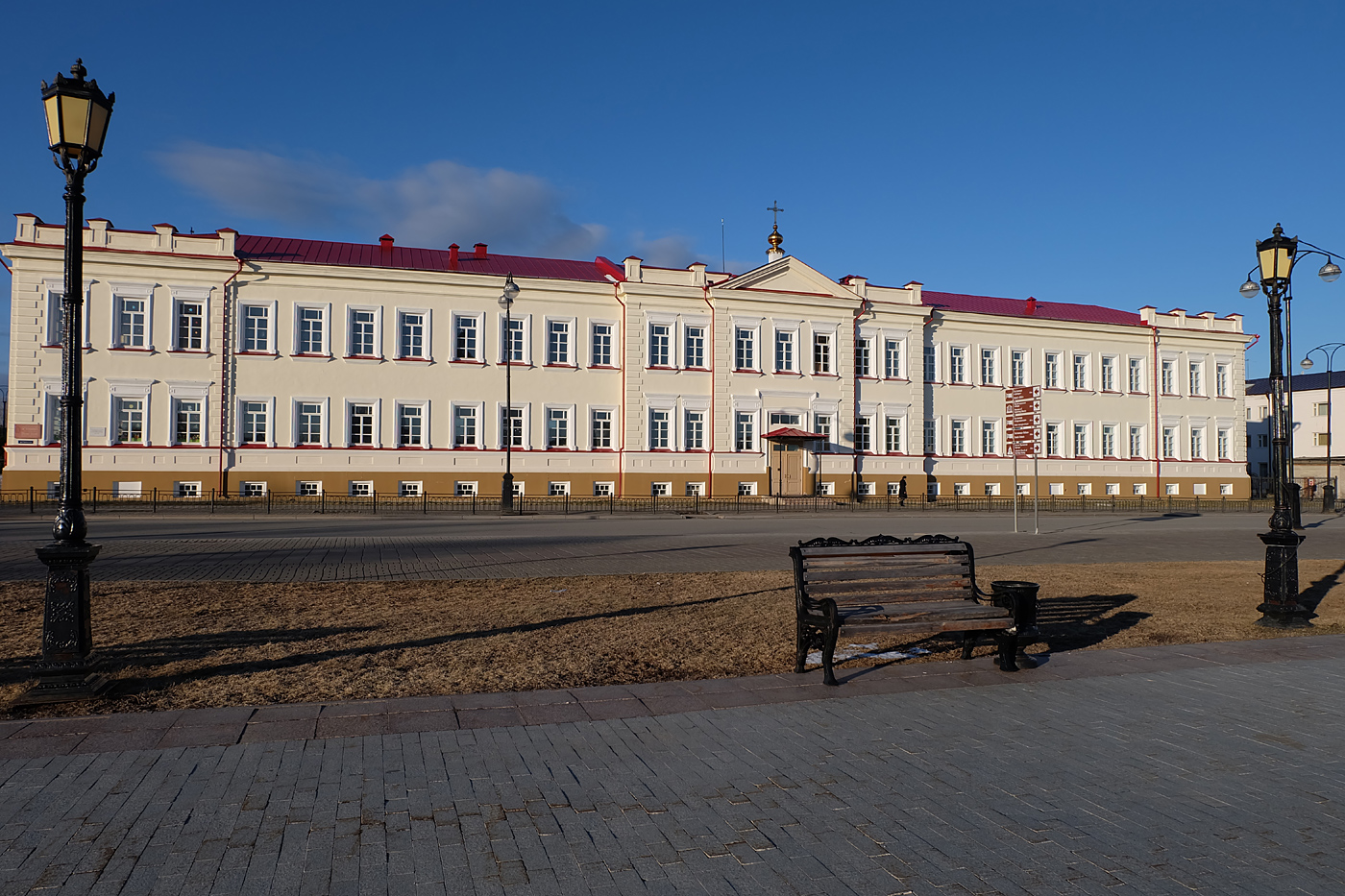 Сфр тобольск. Тобольскую духовную семинария здание 19 век. Здание ТПИ Тобольск. Семинария Тобольск новый год здание. Респект Тобольск здание..