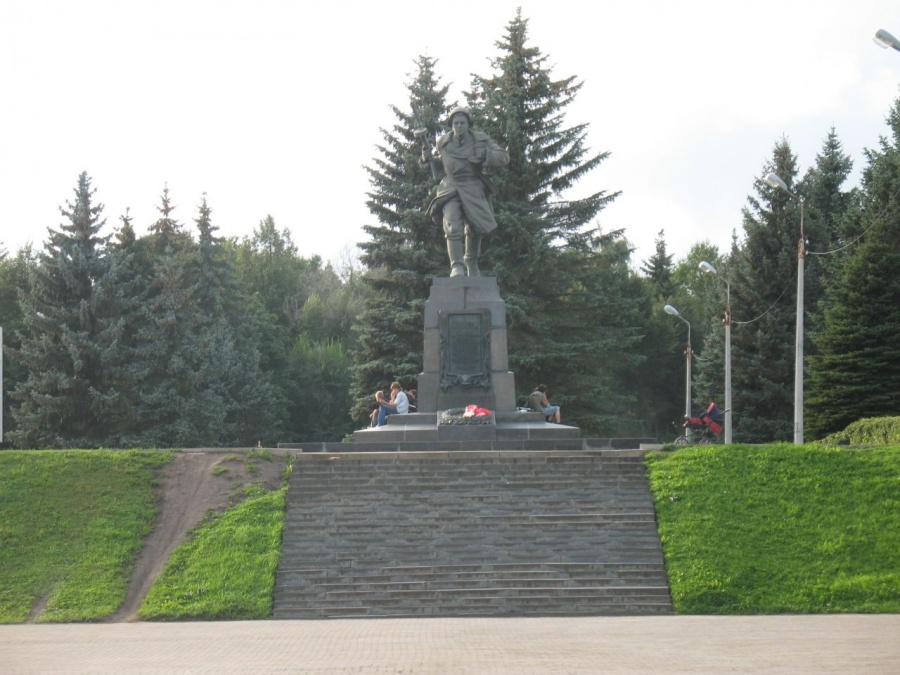 Великие луки россия. Памятник Матросову в великих Луках. Матросов памятник в великих Луках. Великие Луки фото. Матросов а великих Луках фото.