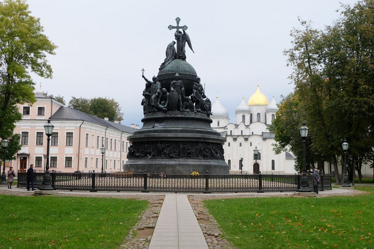 Памятник тысячелетие россии фото