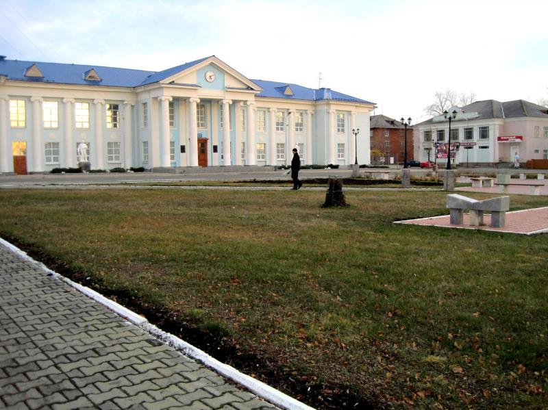 Погода волчанск свердловская. Волчанск Свердловская область дворец. Парк дворца культуры Волчанск. Город Волчанск площадь.