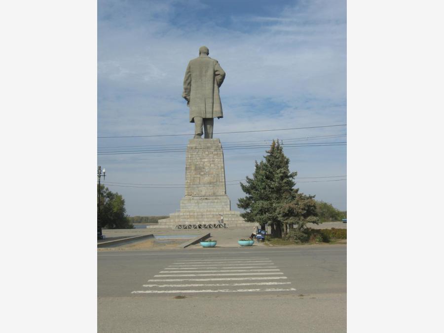 Памятник ленину красноармейский. Памятник Ленина в Волгограде в Красноармейском. Памятник Ленину Воронеж. Памятник Ленина Маяк Волгоград. Статуя Ленина в Волгограде Красноармейский район.